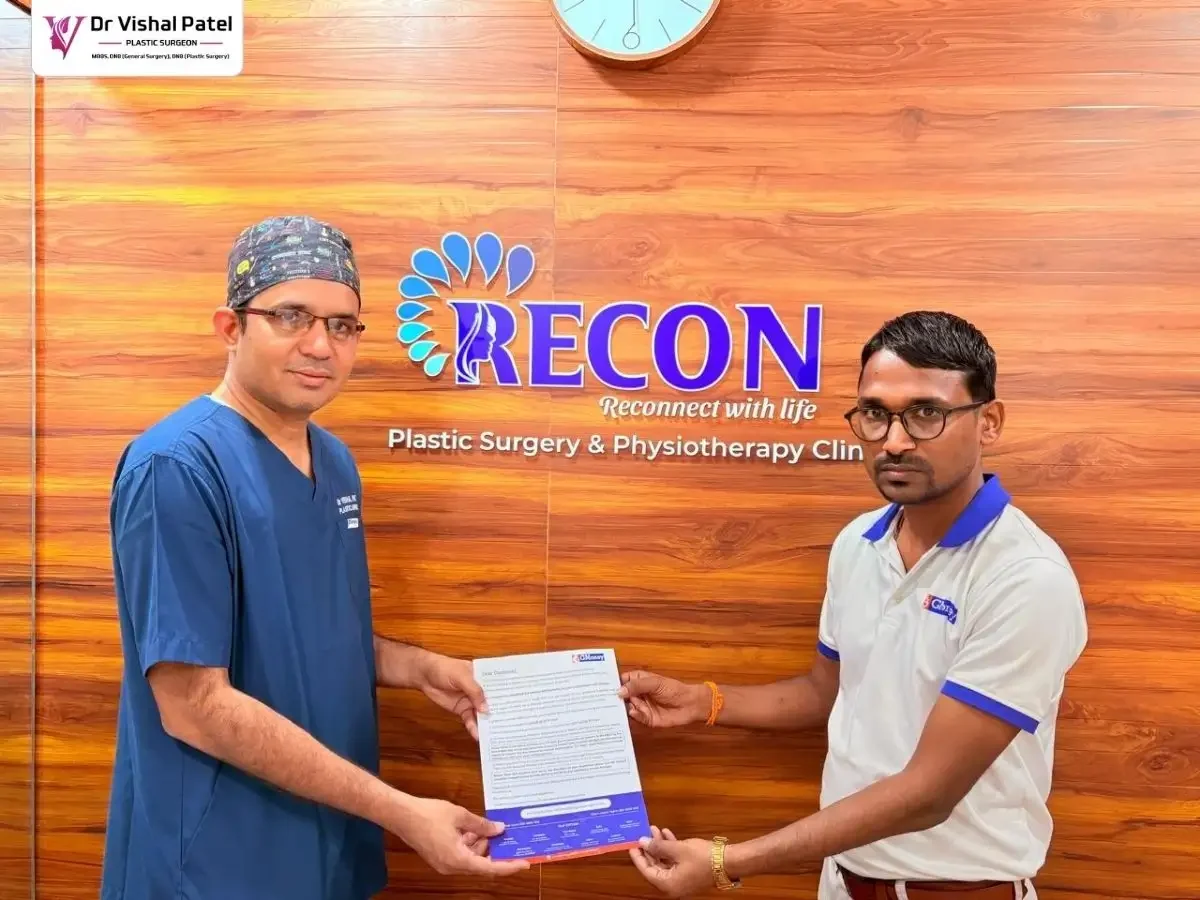 Dr. Vishal Patel signing MOUs with GMoney Medical Finance for Alarplasty Surgery in Mumbai, India.