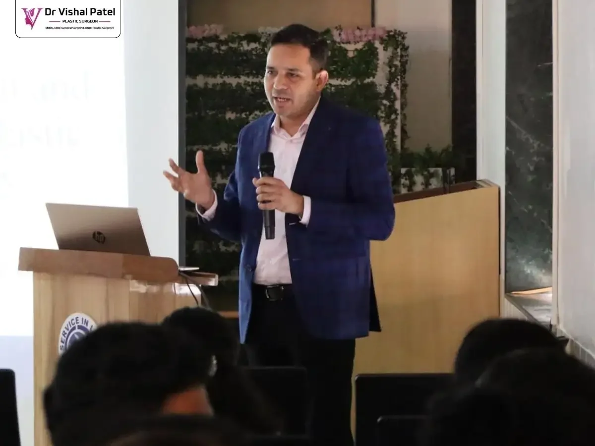 Dr. Vishal Patel holding mic explaining this case of Gynecomastia to audience.