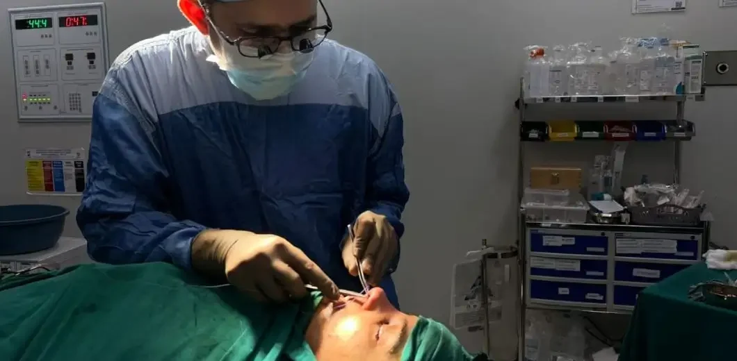 Dr. Vishal Patel performing tip nose surgery in Mumbai.