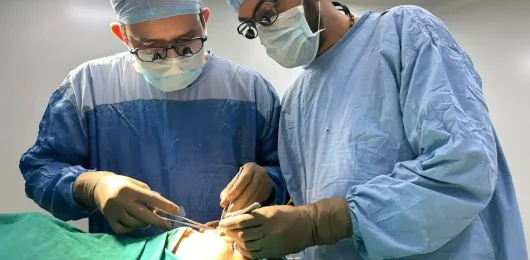 Dr. Vishal Patel doing Tipplasty in Mumbai with surgical staff.